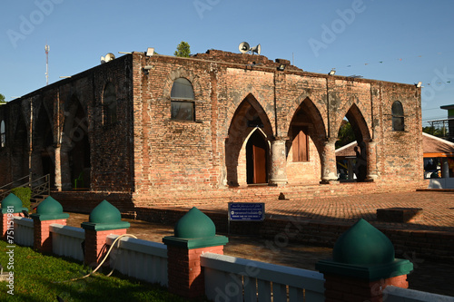 Krue Se Mosque is assumed to be more than 200 years old. The Fine Arts Department registered it as a historic site in 1935 and has been undergoing renovations since then. Remains an important historic
