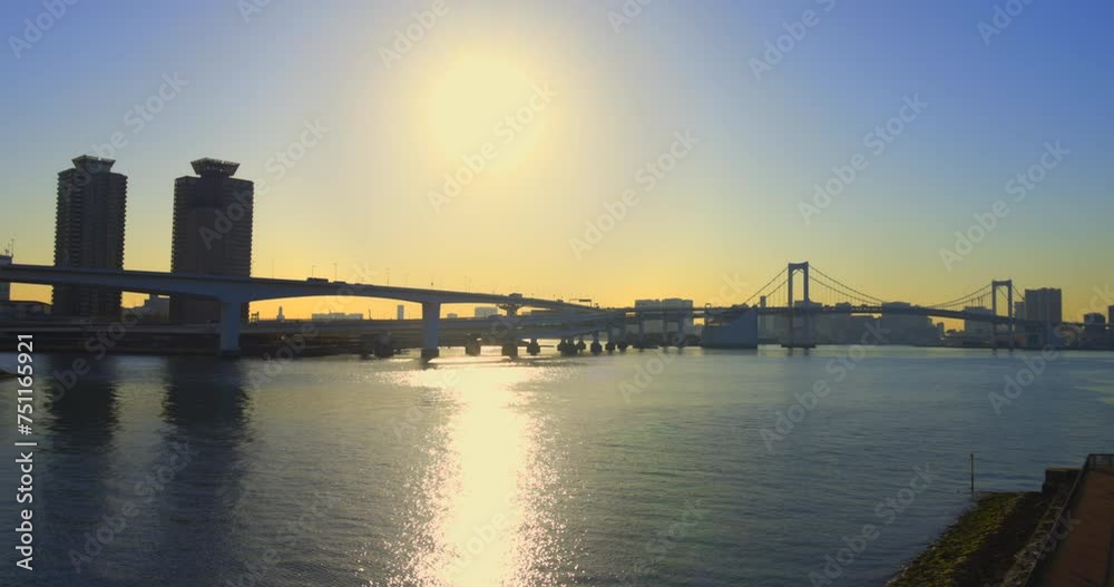 東京の湾岸エリアに建つビル群と高速道路 東京の湾岸エリアに建つビル群と高速道路