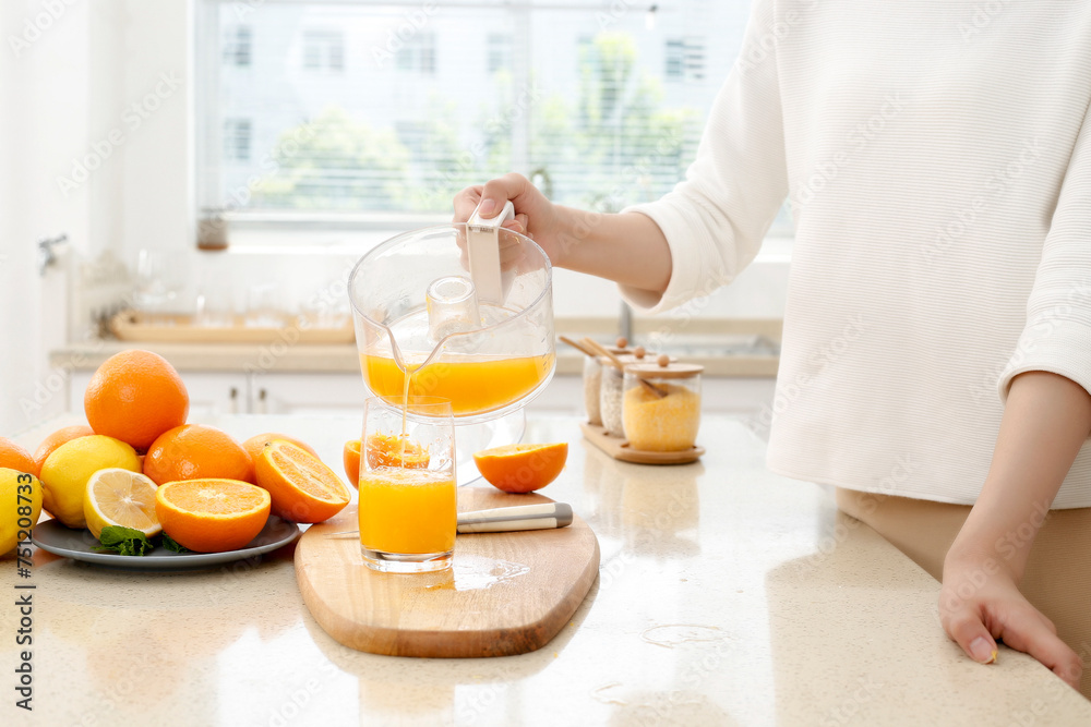 Pour freshly squeezed orange juice Pour freshly squeezed orange juice