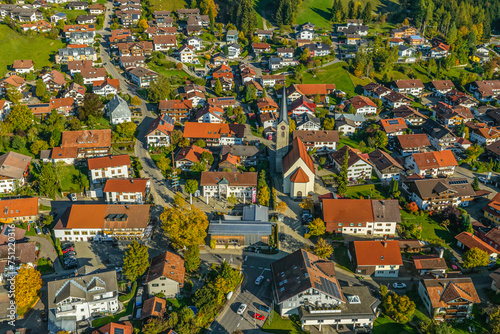 Ausblick auf das Ortszentrum von Burgberg im Oberallgäu aus der Luft