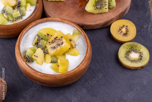 making creamy yogurt with kiwi fruit
