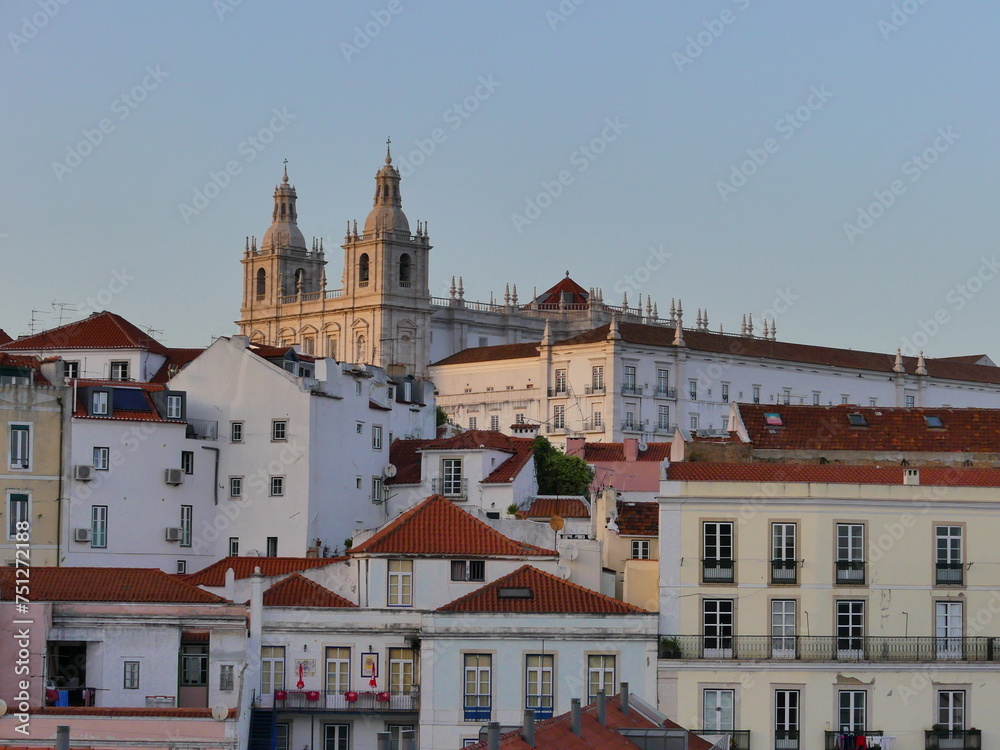 Les toits rouges de Lisbonne au coucher du soleil