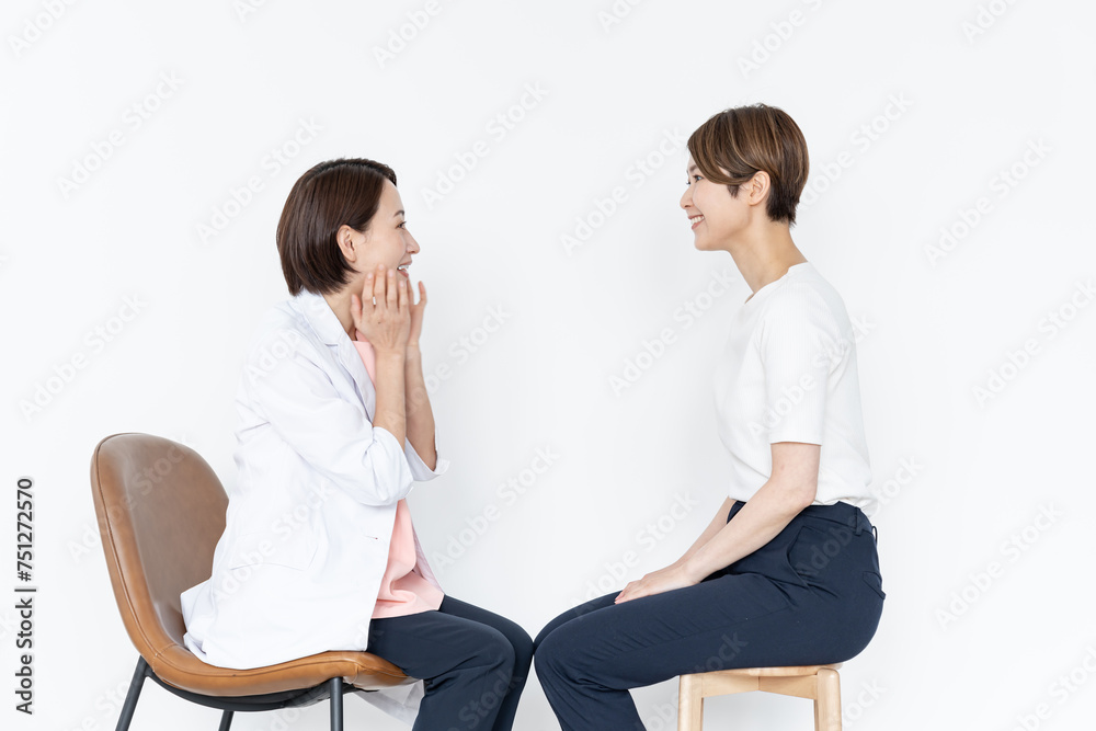 Obraz premium 女性をカウンセリングする日本人医師