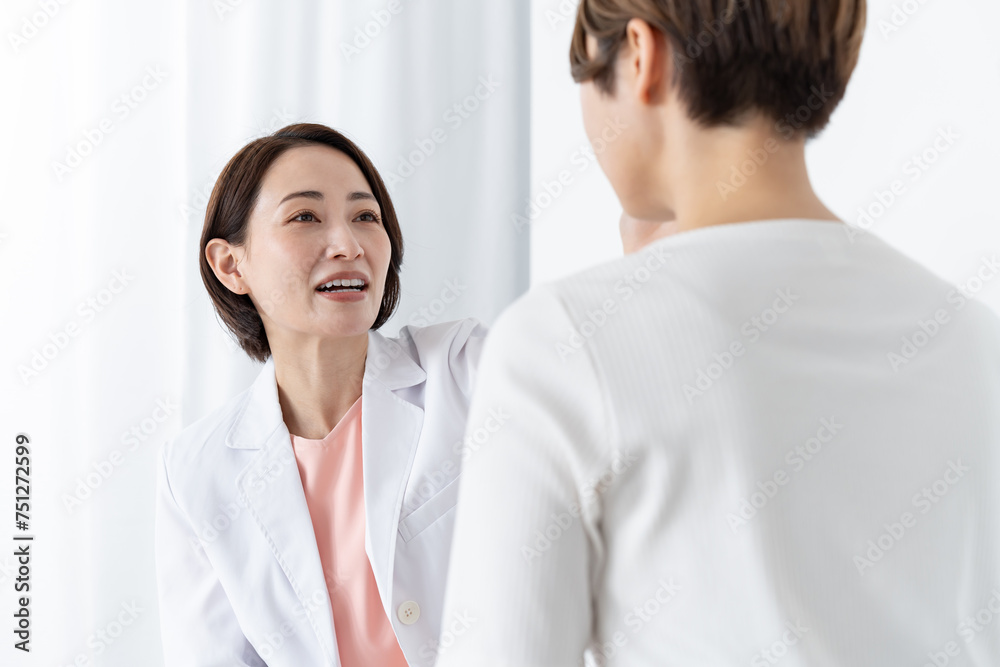 女性をカウンセリングする日本人医師 女性をカウンセリングする日本人医師