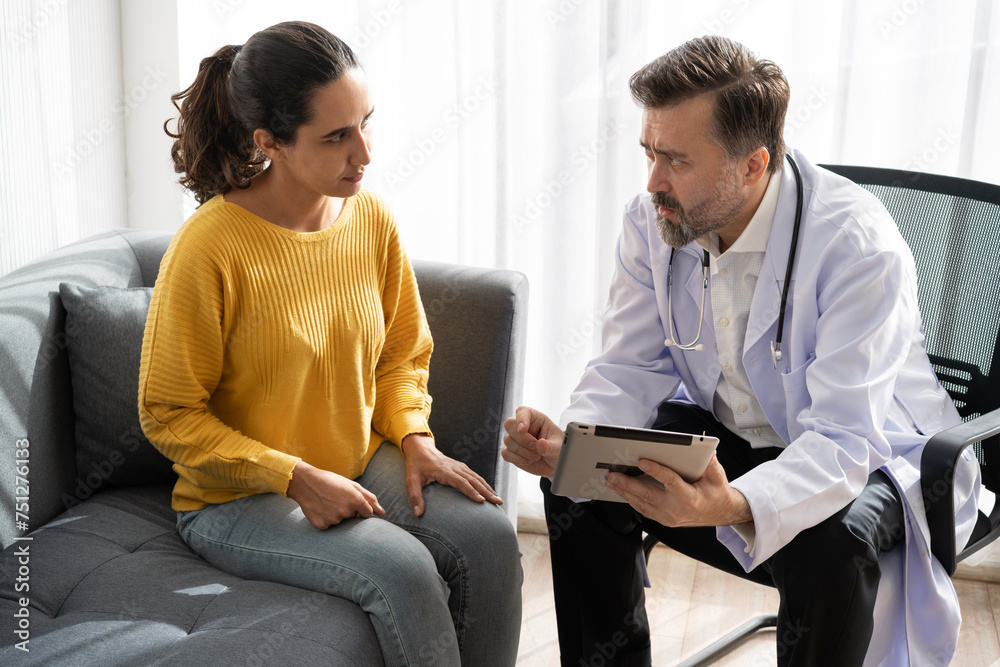 Obraz premium Patient Latin woman meeting Caucasian doctor at hospital 