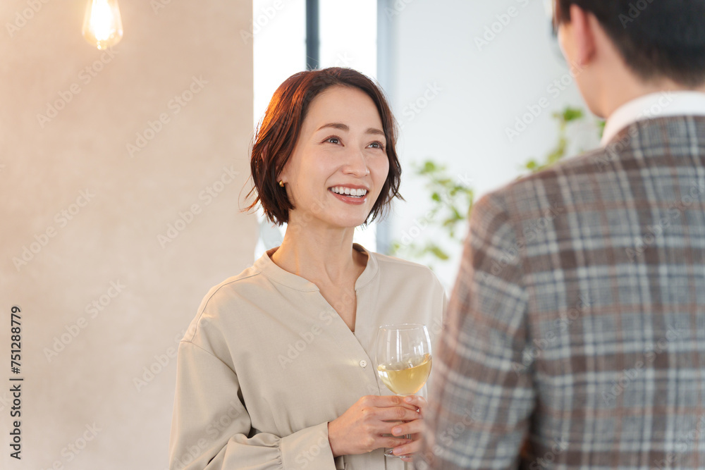 お酒を飲む男性と女性 お酒を飲む男性と女性