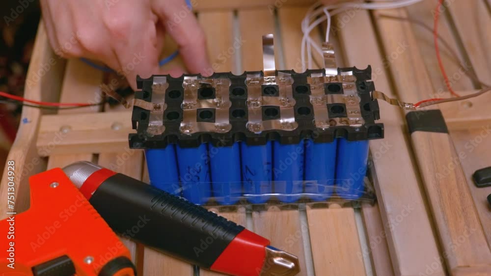 Welding lithium battery