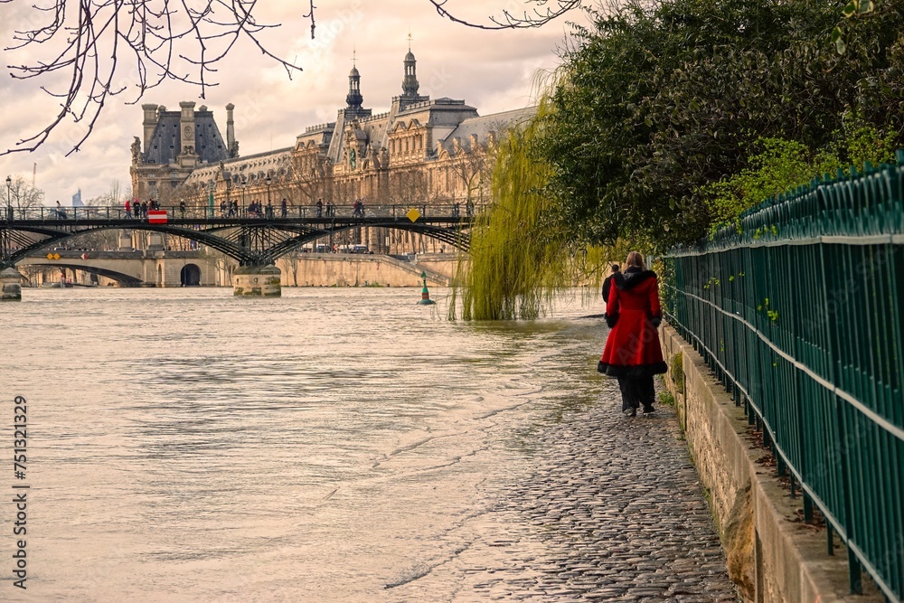 Naklejka premium Quais de Seine inondés par une crue à Paris, avec effet d'ambiance de lumière chaude