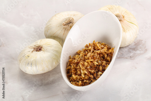 Dried roasted onion flakes for culinary