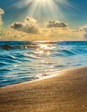 美しい夕日を受けて輝く波打ち際（イメージ、キラキラの海）