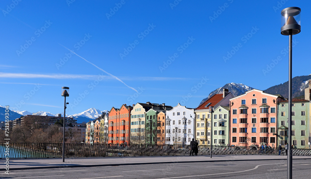 Innsbruck, Tyrol, Altstadtszene und Inn - obrazy, fototapety, plakaty 