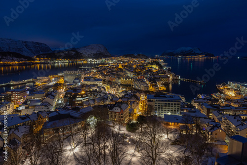 Aalesund (NOR Ålesund) by night 