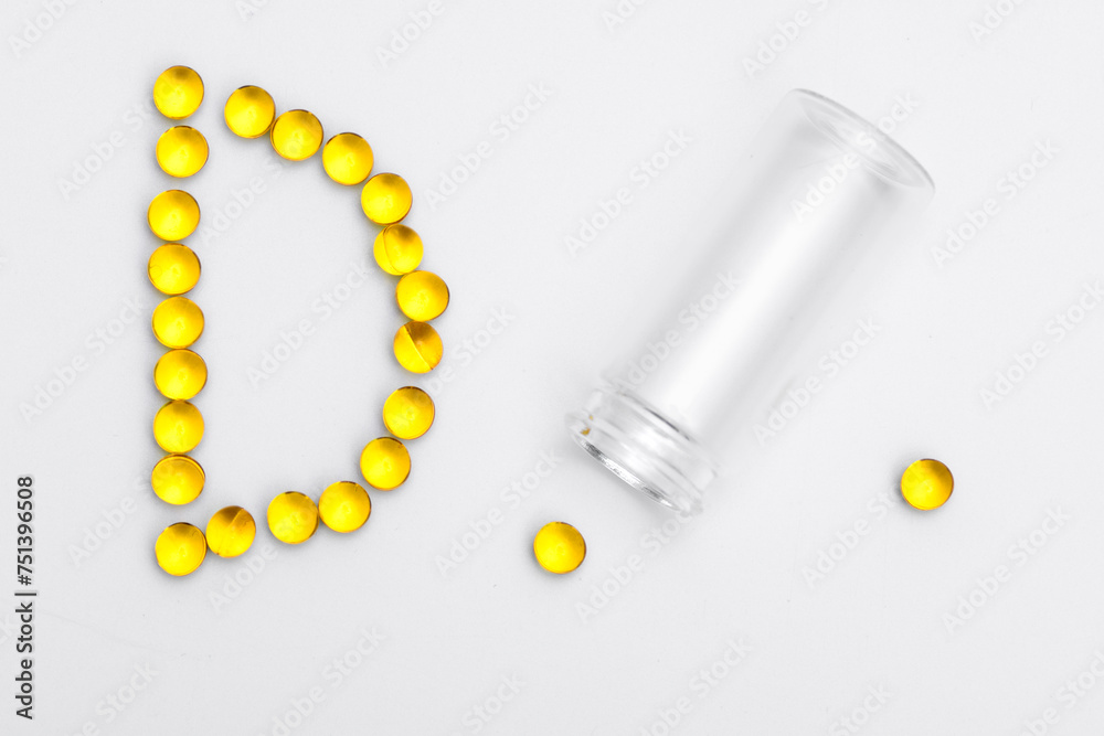Żółte małe kapsułki z witamina d, suplement diety - obrazy, fototapety, plakaty 
