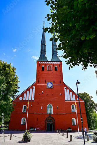 Blick auf die Turmfassade des Dom zu Växjö
Växjö domkyrka, im Sommer bei blauem Himmel, Växjö, Kronobergs län, Smaland, Sweden photo