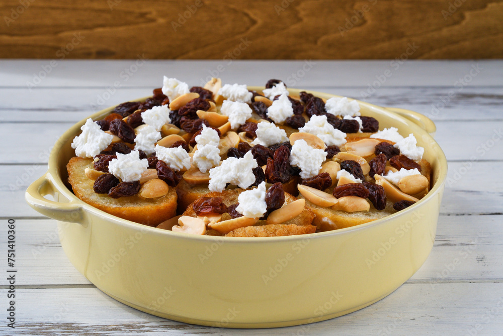 四旬節 (クアレスマ)に食べるメキシコの伝統的なデザート カピロターダ コピースペースあり Capirotada (Mexican Bread Pudding), a traditional Mexican dessert eaten during Cuaresma, with copy space 四旬節 (クアレスマ)に食べるメキシコの伝統的なデザート カピロターダ コピースペースあり Capirotada (Mexican Bread Pudding), a traditional Mexican dessert eaten during Cuaresma, with copy space