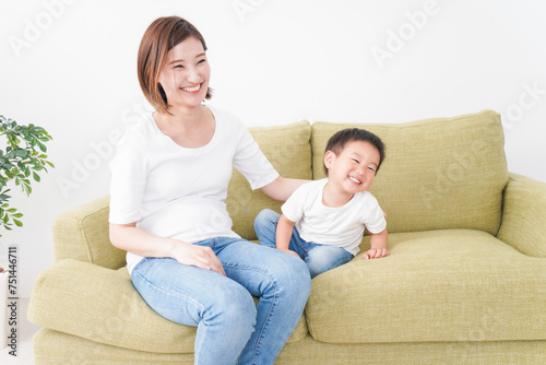 自宅で遊ぶ子どもとお母さん