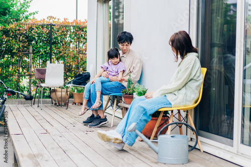 自宅の庭でリラックスをする女の子と家族 photo