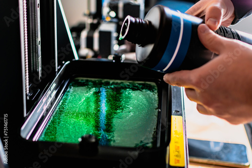 3d printer and its resin tank for filling and printing