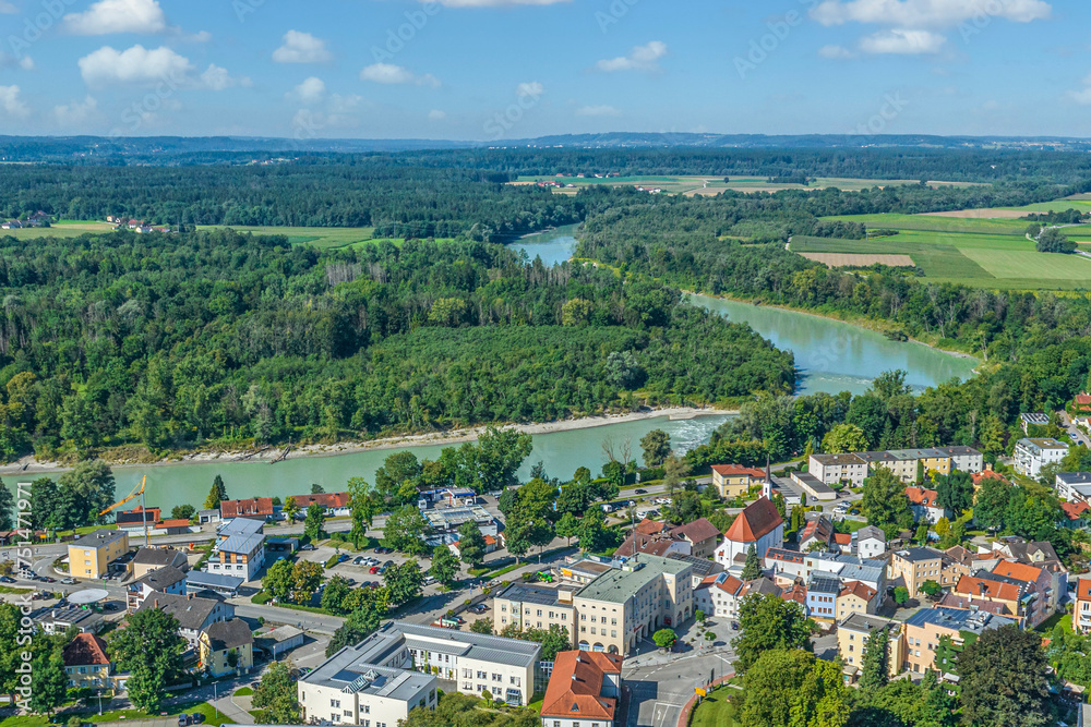 Die oberbayerische Stadt Mühldorf in der Region Inn-Salzach von oben, Blick zum Innzipfel