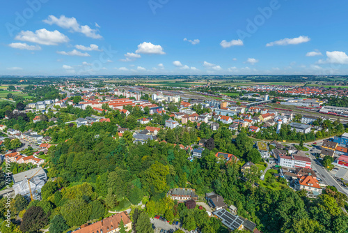 Die oberbayerische Stadt M  hldorf in der Region Inn-Salzach von oben  Blick zum Bahnhof in der oberen Stadt