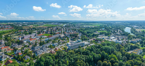 Die oberbayerische Stadt Mühldorf in der Region Inn-Salzach von oben, Ausblick auf die obere Stadt © ARochau
