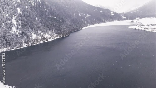 Verzauberte Winterwelten: Spektakuläre Drohnenaufnahmen von schneebedeckten Landschaften und eisigen Wundern.