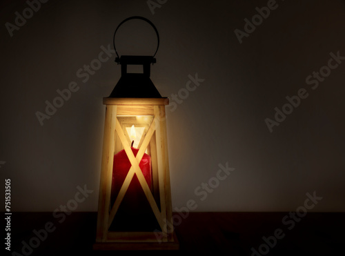 Leuchtende Laterne vor dunklem Hintergrund