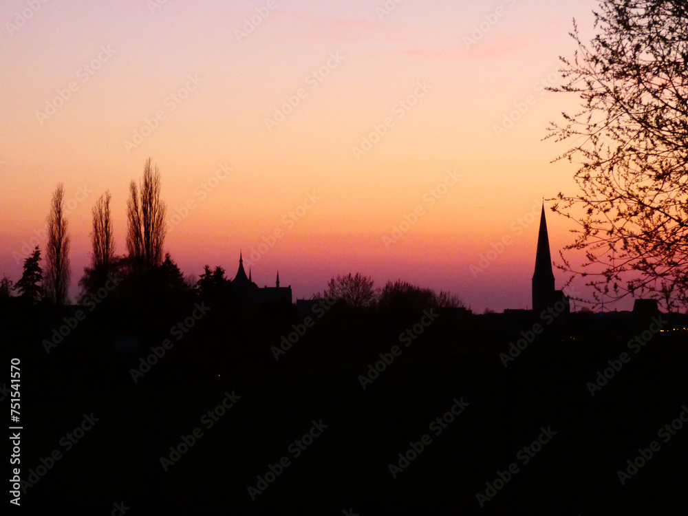 Obraz premium Beautiful Sunset in Rostock Riekdahl, view of the church