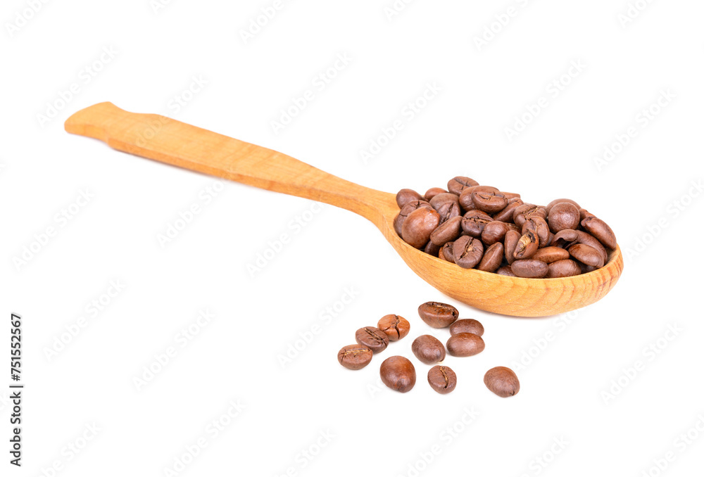 Obraz premium Coffee beans in a spoon isolate