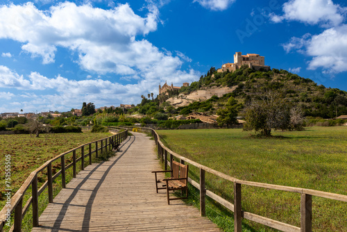 Blick auf den Burgberg von Arta, Mallorca