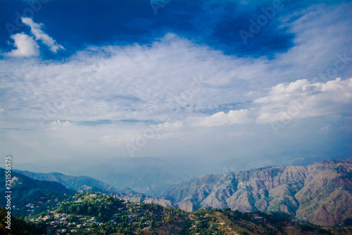 Obraz na płótnie Beautiful Green Mountains and valleys of Lansdowne in the district of Garhwal, Uttarakhand. Lansdown Beautiful Hills. The beauty of nature on the hills of Uttrakhand. w salonie