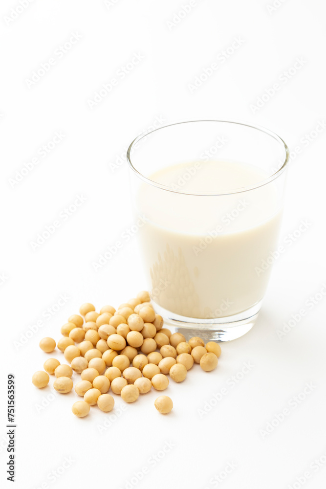 白背景に豆乳と大豆 白背景に豆乳と大豆