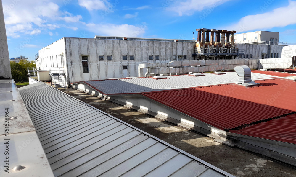 Impianto tecnico su Vecchio tetto di un edificio industriale in lamiera grecata Impianto tecnico su Vecchio tetto di un edificio industriale in lamiera grecata