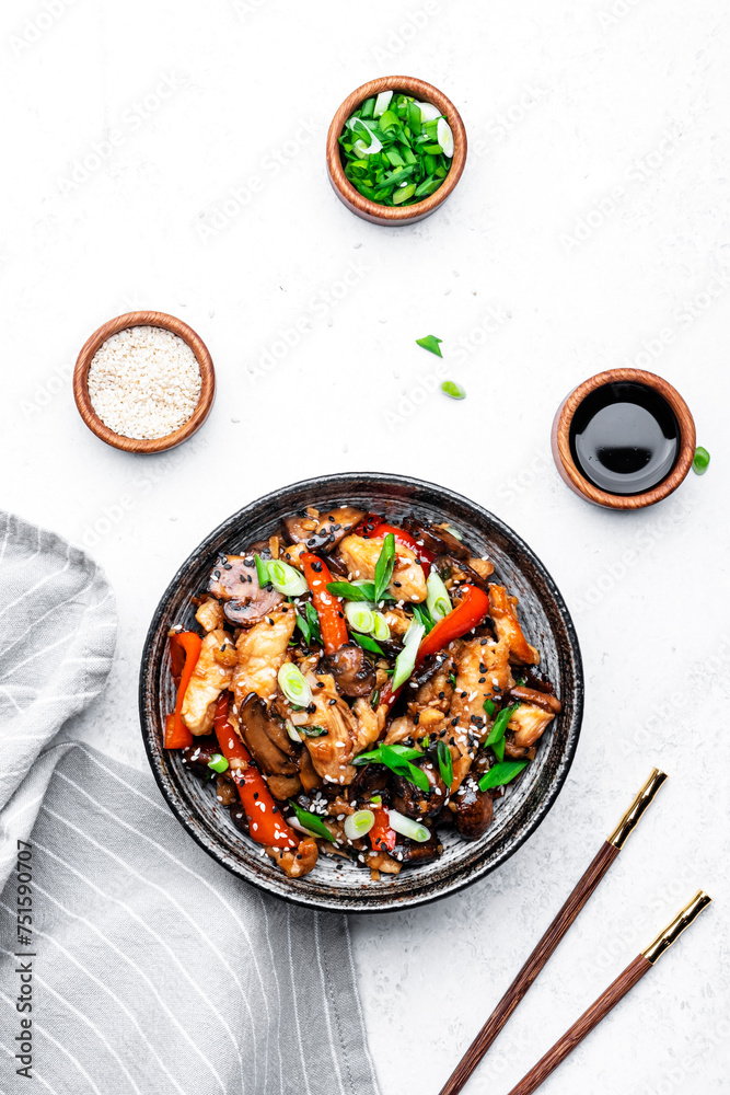 Φωτογραφία Hot stir fry chicken  slices with red paprika, mushrooms, chives and sesame seeds with ginger, garlic and soy sauce
