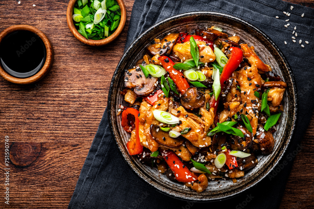 Φωτογραφία Stir fry turkey slices with red paprika, mushrooms, chives and sesame seeds with ginger, garlic and soy sauce