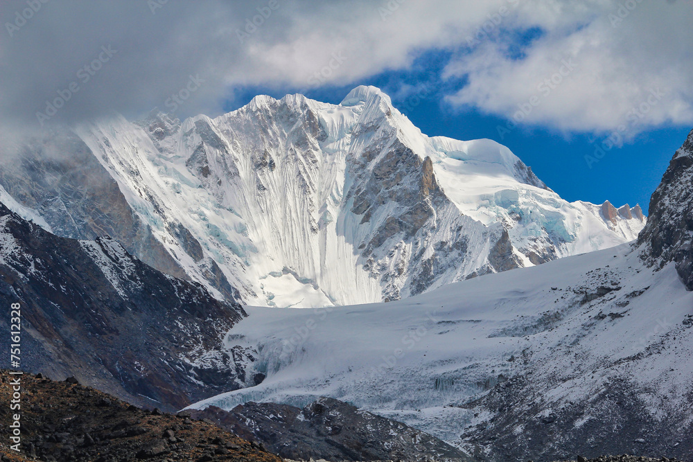 Obraz premium Nirekha peak 6069 meters high part of the Lobuche chain, visible on the ascent to the Cho La pass near Gokyo,Nepal