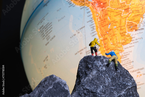 Bergsteiger klettern auf einen Globus, miniaturfiguren fotografie photo