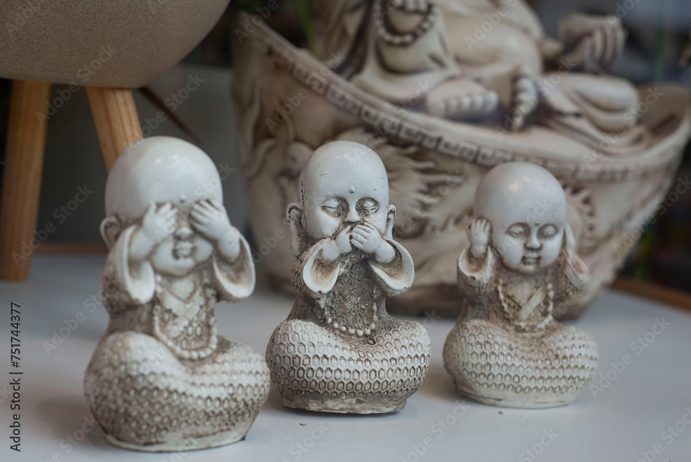 Estatuas de pequeños budas en vidriera Estatuas de pequeños budas en vidriera