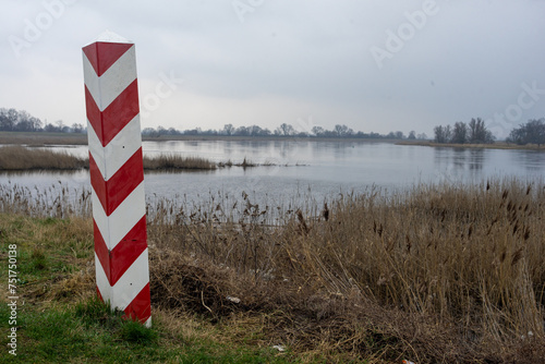 Polski słup graniczny przy rzece Odrze oddzielającej Polskę i Niemcy