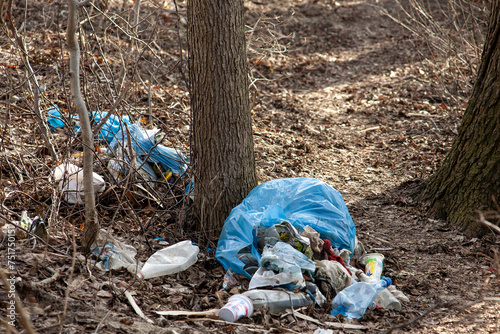 Pomimo wysokich kar oraz napiętnowania w mediach w dalszym ciągu można spotkać wyrzucone do lasu śmieci