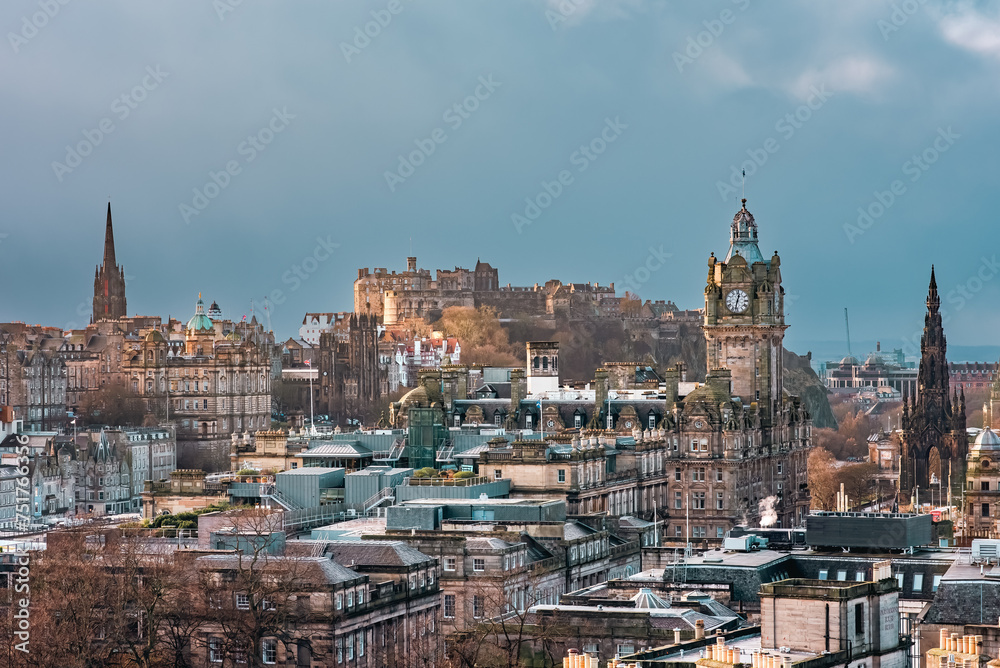 Fototapeta premium A view of the Edinburgh Old Town skyline, with Balmoral Hotel, Scott Monument, and other iconic buildings visible