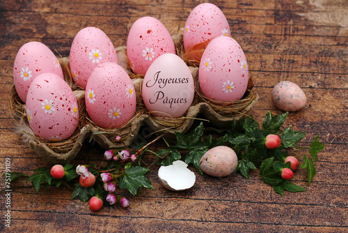 Carte de voeux Joyeuses Pâques : Décoration de Pâques harmonieuse avec des œufs de Pâques, dont l'un porte le texte Joyeuses Pâques. photo