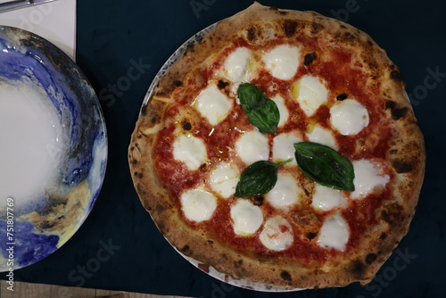 Pietanze italiane dalle pizze carne e dolci photo
