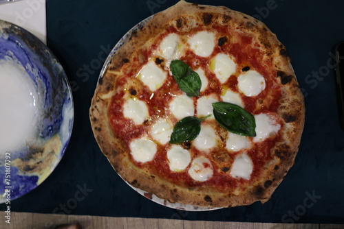 Pietanze italiane dalle pizze carne e dolci photo