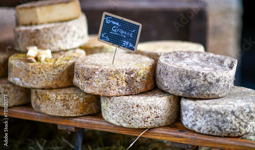 Savoyer Käse am Marktstand in Annecy, Frankreich photo