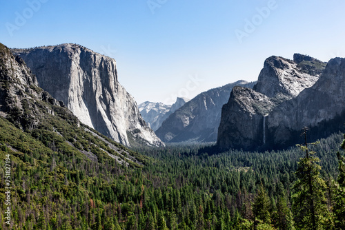 Blick in das Yosemite Valley auf El Capitan, Bridalvail Fall und Half Dome an einem klaren Sommermorgen