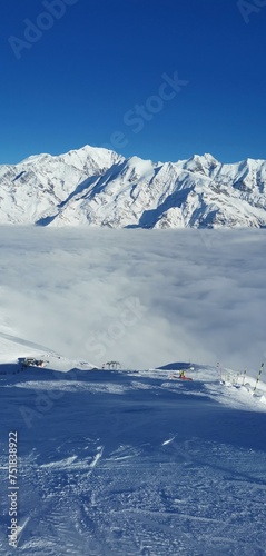 Paysage enneigé en station de ski 