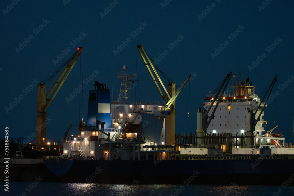 Barco de carga en muelle imagen nocturna