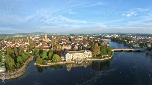 Luftaufnahme der Konstanzer Uferpromenade, dem Steigenberger Hotel und der Rheinbrücke bei Sonnenaufgang. Bodensee, Konstanz, Baden-Württemberg, Deutschland, Europa.
