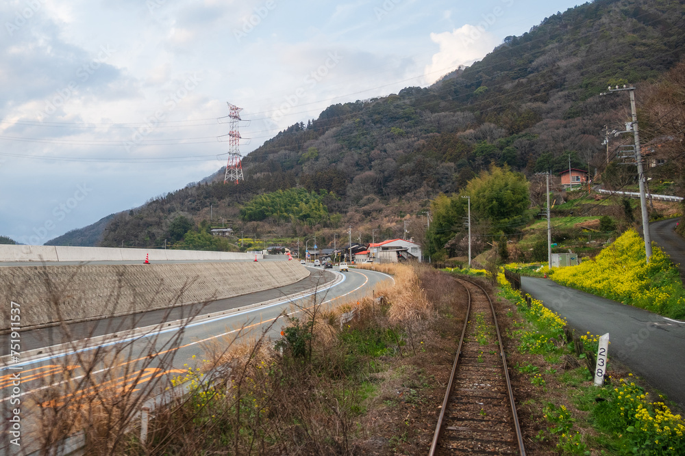 Naklejka premium 車窓から見た川沿いのローカル線の春の風景